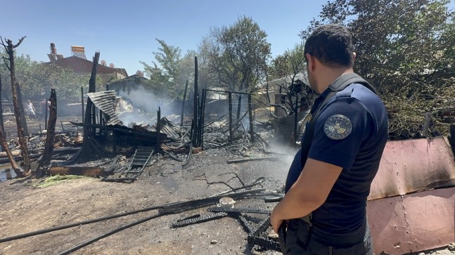 Elazığ’da yangın felaketi: 15 Keçi ve 29 tavuk telef oldu