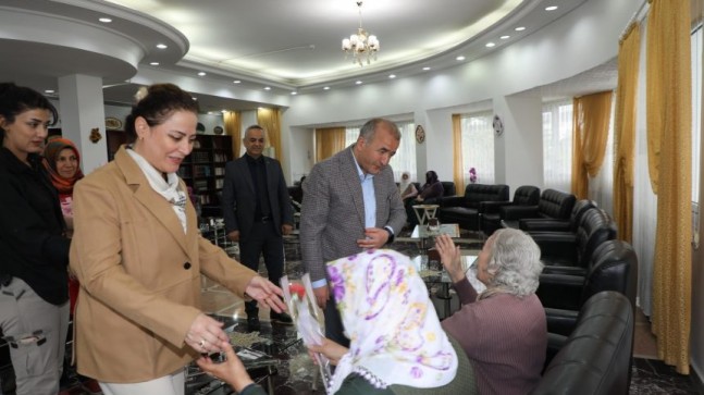 “Vali Hatipoğlu’ndan Huzurevine Duygusal Ziyaret: ‘Annelerimiz Baş Tacımızdır'”