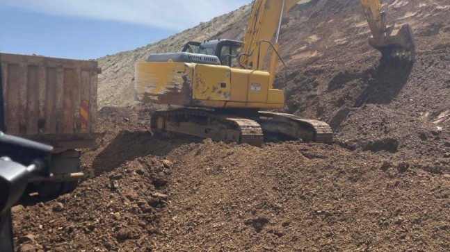 Heyelan Vurdu, Ekipler Seferber Oldu! Köy Yollarında Onarım Hız Kesmeden Devam Ediyor