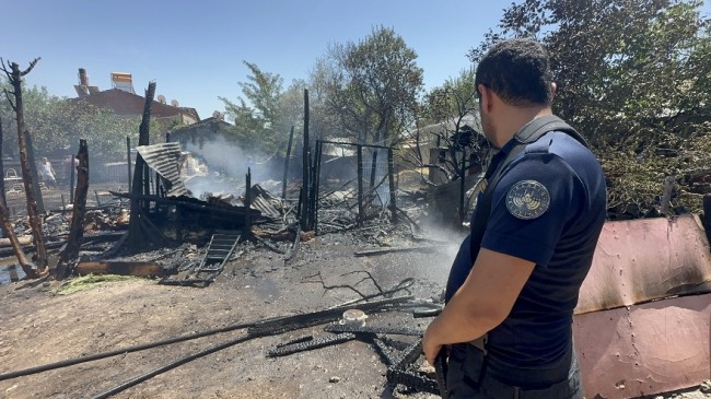 Elazığ’da yangın felaketi: 15 Keçi ve 29 tavuk telef oldu