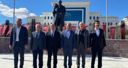 Elazığ’da Muhtarlar Atatürk Anıtı’na Çelenk Sundu: Yerel Yönetimin Temel Taşları Görev Başında