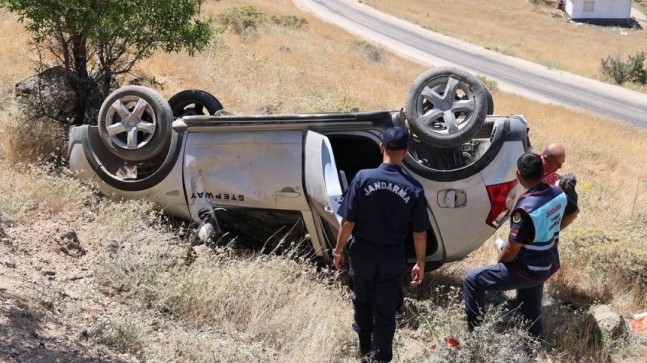 Elazığ’da Otomobil Şarampole Yuvarlandı