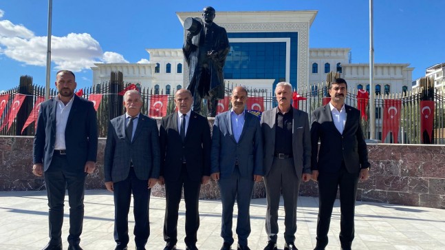 Elazığ’da Muhtarlar Atatürk Anıtı’na Çelenk Sundu: Yerel Yönetimin Temel Taşları Görev Başında
