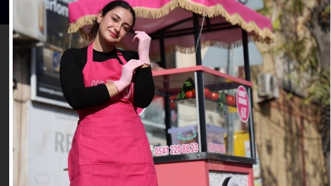 Sanayinin İçinde Bir Çiçek Açtı: 20 Yaşındaki İkranur, Pembe Tezgahıyla Hayata Meydan Okuyor