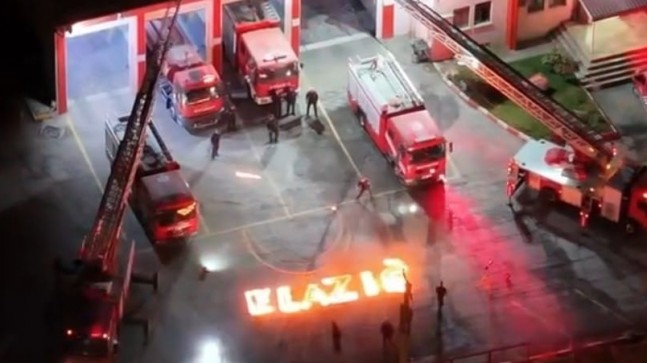 ELAZIĞ İTFAİYESİNDEN CUMHURİYET’E YAKIŞIR GÖSTERİ!