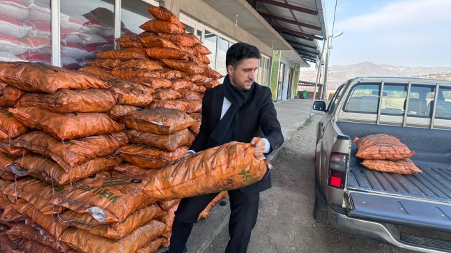 BASKİL’DE YÜREKLERİ ISITAN DAYANIŞMA: DERNEKTEN KIŞ ÖNCESİ KÖMÜR SEFERBERLİĞİ