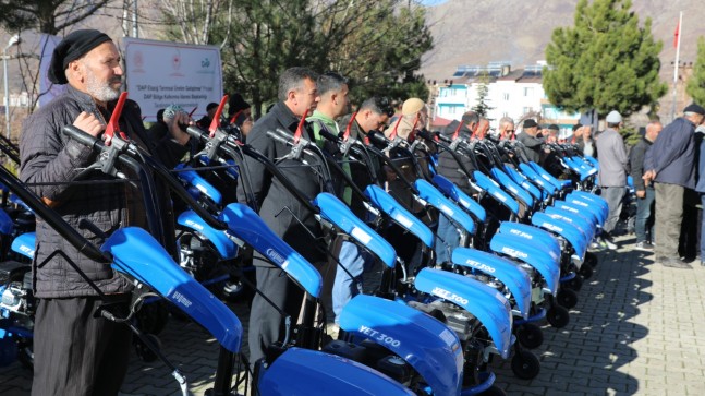 DAP DESTEKLİ PROJEYLE ARICAK’TA TARIMA CAN SUYU: 65 ÜRETİCİYE ÇAPA MAKİNESİ DAĞITILDI