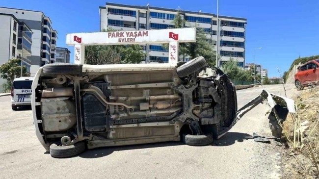 Elazığ’da Kontrolden Çıkan Otomobil Yan Yattı