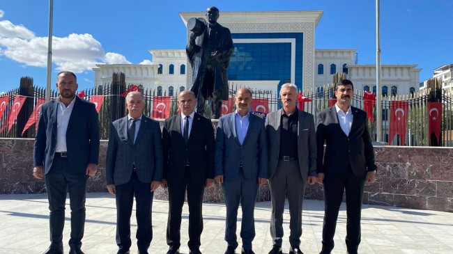 Elazığ’da Muhtarlar Atatürk Anıtı’na Çelenk Sundu: Yerel Yönetimin Temel Taşları Görev Başında