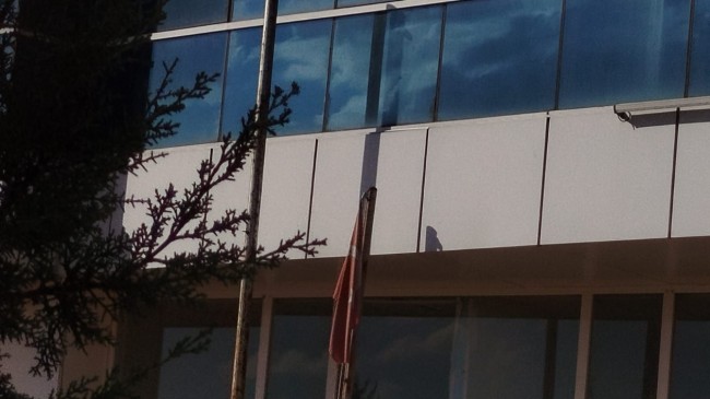 Solan Bayrak, Sessiz Kalan Kurumlar: Elazığ’dan Cumhuriyet’e Yakışmayan Görüntü