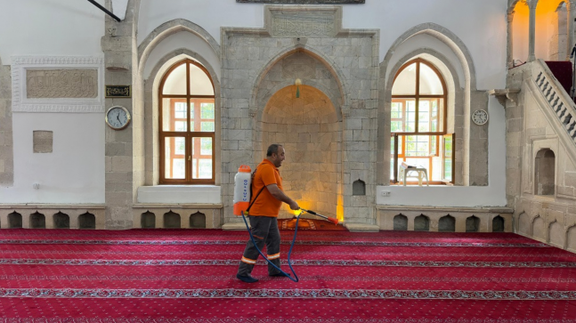 Elazığ Belediyesi’nden bayram temizliği devam ediyor