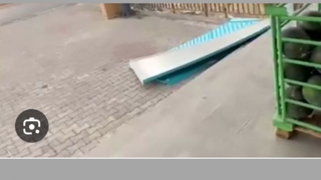 Karakoçan’da Fırtına Tabelaları Yerinden Söktü