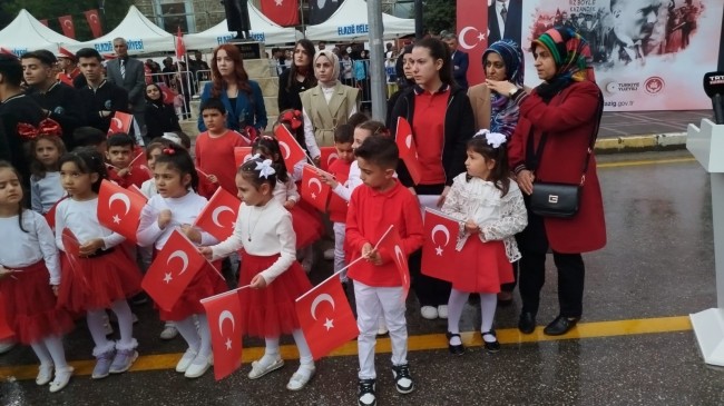 Elazığ Cumhuriyet Coşkusuyla Kırmızı-Beyaza Büründü!