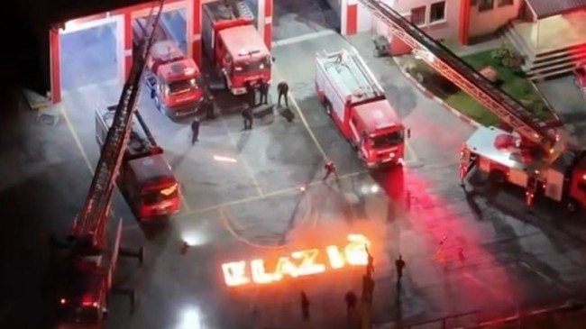 ELAZIĞ İTFAİYESİNDEN CUMHURİYET’E YAKIŞIR GÖSTERİ!